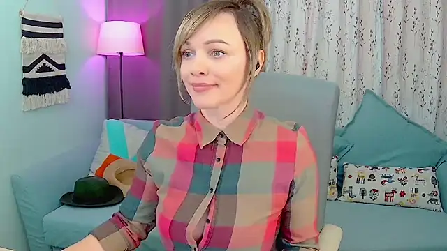 Snapshot of NandiSmile chatting on November 3, 2025, 9:32 am NandiSmile online show from November 3, 2025, 9:32 am