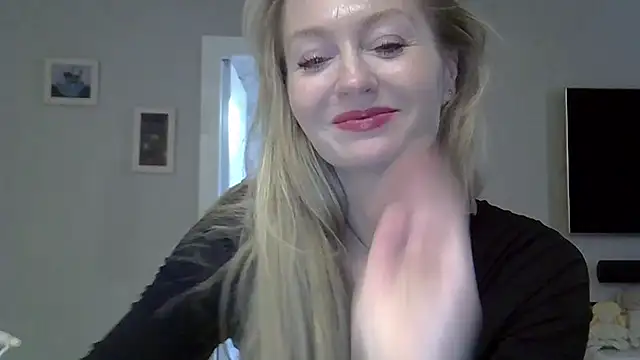 ZarinaSwift online show from October 18, 2025, 11:11 am