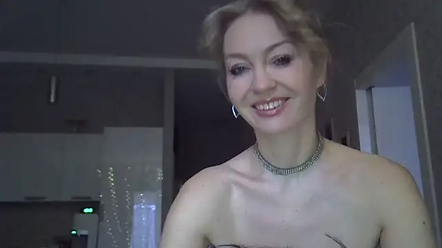 ZarinaSwift online show from December 19, 2025, 4:41 am