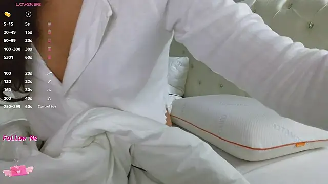 LaraSkinny online show from November 12, 2025, 2:23 am