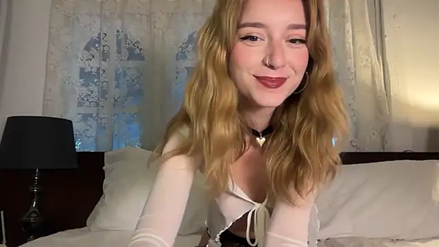 Snapshot of SirenaBelle chatting on May 1, 2026, 11:42 pm SirenaBelle online show from May 1, 2026, 11:42 pm