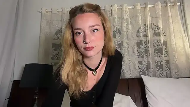 Snapshot of SirenaBelle chatting on May 17, 2026, 9:55 pm SirenaBelle online show from May 17, 2026, 9:55 pm
