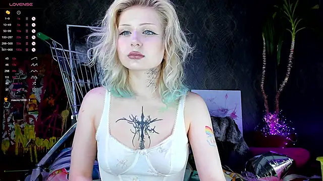 Snapshot of little_grinch666 chatting on January 25, 2025, 9:25 pm little grinch666 online show from January 25, 2025, 9:25 pm