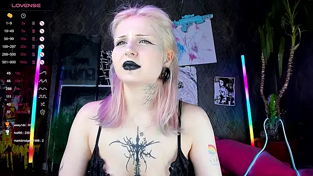 Snapshot of little_grinch666 chatting on March 22, 2025, 12:39 am little grinch666 online show from March 22, 2025, 12:39 am