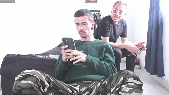 Snapshot of Aaron_BigDickxxx chatting on May 21, 2026, 5:42 pm Aaron BigDickxxx online show from May 21, 2026, 5:42 pm