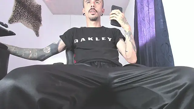 Snapshot of Aaron_BigDickxxx chatting on June 1, 2026, 8:32 pm Aaron BigDickxxx online show from June 1, 2026, 8:32 pm