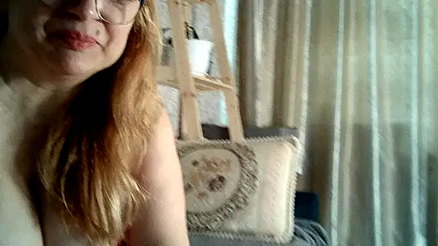 Snapshot of Aline_LoveFlowers chatting on February 13, 2025, 12:32 pm Aline LoveFlowers online show from February 13, 2025, 12:32 pm