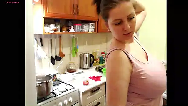 Sakura Green online show from March 17, 2025, 4:43 pm