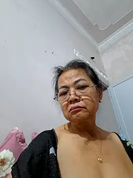 Snapshot of Hotestlove chatting on May 13, 2026, 10:38 pm Hotestlove online show from May 13, 2026, 10:38 pm