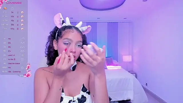 Snapshot of anahi_curlie1 chatting on February 6, 2025, 3:37 am anahi curlie1 online show from February 6, 2025, 3:37 am