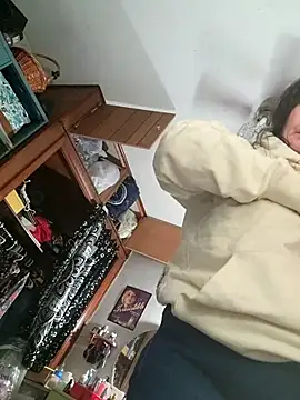 Snapshot of sweetkitty111 chatting on February 13, 2025, 9:27 pm sweetkitty111 online show from February 13, 2025, 9:27 pm