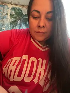 Snapshot of DaisyStreet chatting on November 11, 2025, 9:31 am DaisyStreet online show from November 11, 2025, 9:31 am