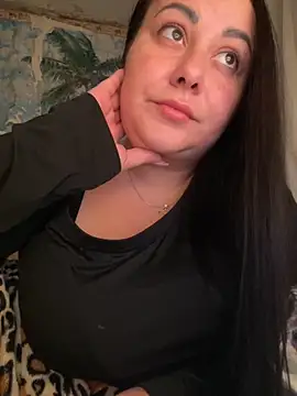 Snapshot of DaisyStreet chatting on November 19, 2025, 3:56 pm DaisyStreet online show from November 19, 2025, 3:56 pm