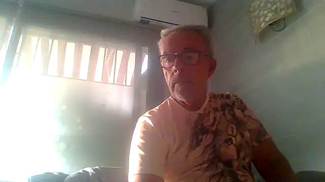 Snapshot of tuggy59 chatting on November 4, 2025, 7:18 am tuggy59 online show from November 4, 2025, 7:18 am