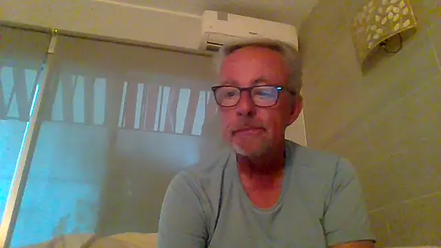 Snapshot of tuggy59 chatting on November 17, 2025, 6:52 am tuggy59 online show from November 17, 2025, 6:52 am