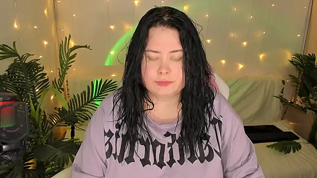 Snapshot of Akemi_BBW chatting on January 3, 2025, 9:15 pm Akemi BBW online show from January 3, 2025, 9:15 pm