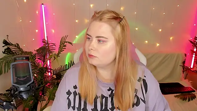 Snapshot of Akemi_BBW chatting on January 14, 2025, 9:20 pm Akemi BBW online show from January 14, 2025, 9:20 pm