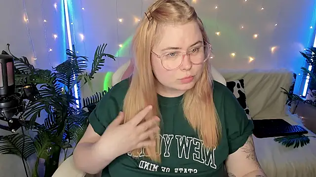 Snapshot of Akemi_BBW chatting on January 17, 2025, 6:02 pm Akemi BBW online show from January 17, 2025, 6:02 pm