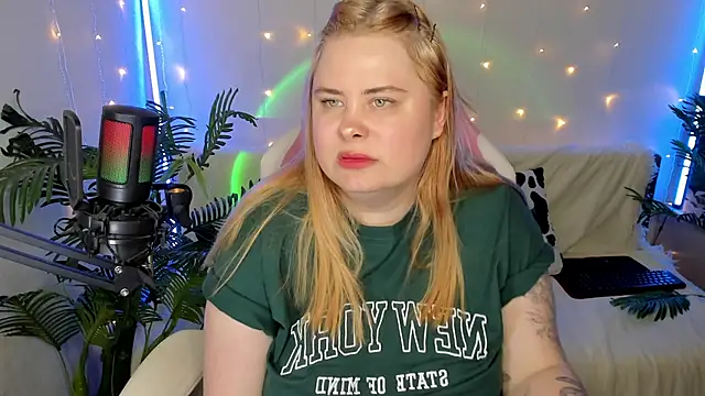 Snapshot of Akemi_BBW chatting on January 17, 2025, 9:06 pm Akemi BBW online show from January 17, 2025, 9:06 pm