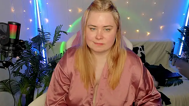 Snapshot of Akemi_BBW chatting on January 18, 2025, 12:13 am Akemi BBW online show from January 18, 2025, 12:13 am