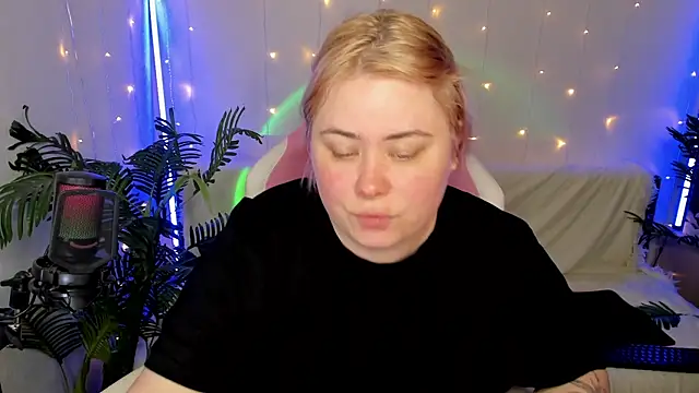 Snapshot of Akemi_BBW chatting on January 19, 2025, 6:00 pm Akemi BBW online show from January 19, 2025, 6:00 pm