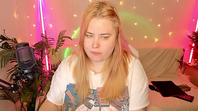 Snapshot of Akemi_BBW chatting on January 20, 2025, 8:09 am Akemi BBW online show from January 20, 2025, 8:09 am