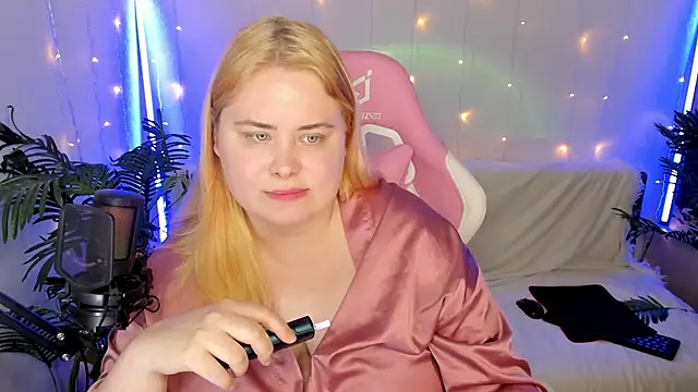 Snapshot of Akemi_BBW chatting on January 20, 2025, 8:50 pm Akemi BBW online show from January 20, 2025, 8:50 pm