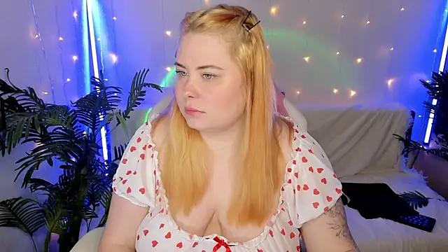 Snapshot of Akemi_BBW chatting on January 21, 2025, 8:08 am Akemi BBW online show from January 21, 2025, 8:08 am