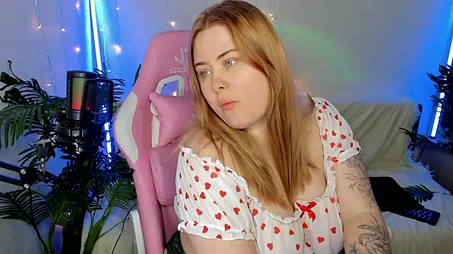 Snapshot of Akemi_BBW chatting on January 22, 2025, 7:35 am Akemi BBW online show from January 22, 2025, 7:35 am