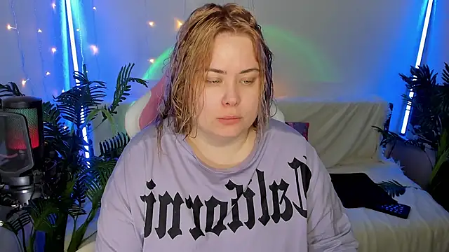 Snapshot of Akemi_BBW chatting on January 24, 2025, 9:15 pm Akemi BBW online show from January 24, 2025, 9:15 pm