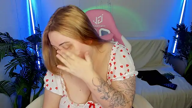 Snapshot of Akemi_BBW chatting on January 27, 2025, 7:45 am Akemi BBW online show from January 27, 2025, 7:45 am