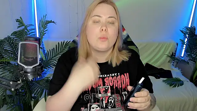 Snapshot of Akemi_BBW chatting on February 7, 2025, 8:20 pm Akemi BBW online show from February 7, 2025, 8:20 pm