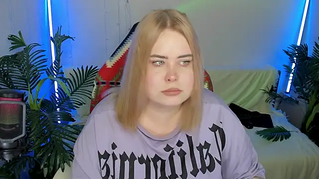 Snapshot of Akemi_BBW chatting on February 9, 2025, 7:19 pm Akemi BBW online show from February 9, 2025, 7:19 pm