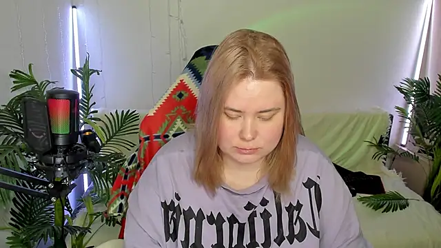 Snapshot of Akemi_BBW chatting on February 10, 2025, 10:40 pm Akemi BBW online show from February 10, 2025, 10:40 pm