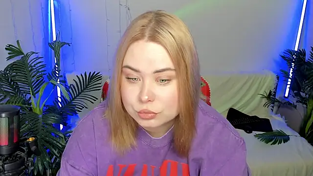 Snapshot of Akemi_BBW chatting on February 11, 2025, 6:33 pm Akemi BBW online show from February 11, 2025, 6:33 pm