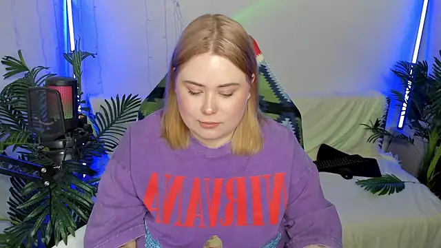 Snapshot of Akemi_BBW chatting on February 11, 2025, 9:35 pm Akemi BBW online show from February 11, 2025, 9:35 pm