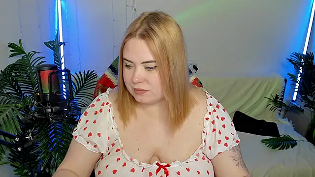 Snapshot of Akemi_BBW chatting on February 14, 2025, 6:29 pm Akemi BBW online show from February 14, 2025, 6:29 pm