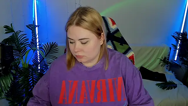 Snapshot of Akemi_BBW chatting on February 14, 2025, 9:32 pm Akemi BBW online show from February 14, 2025, 9:32 pm