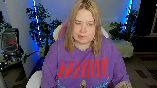 Snapshot of Akemi_BBW chatting on February 16, 2025, 9:38 pm Akemi BBW online show from February 16, 2025, 9:38 pm