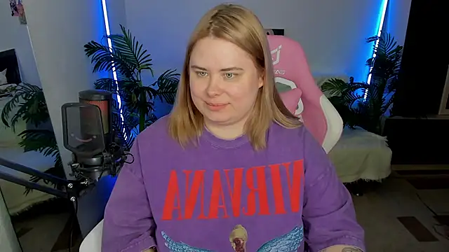 Snapshot of Akemi_BBW chatting on February 17, 2025, 12:43 am Akemi BBW online show from February 17, 2025, 12:43 am