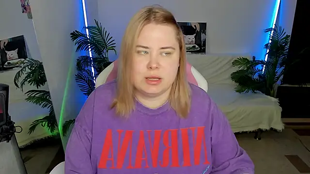 Snapshot of Akemi_BBW chatting on February 17, 2025, 6:37 pm Akemi BBW online show from February 17, 2025, 6:37 pm