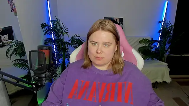 Snapshot of Akemi_BBW chatting on February 17, 2025, 9:41 pm Akemi BBW online show from February 17, 2025, 9:41 pm