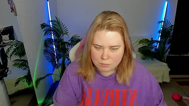 Snapshot of Akemi_BBW chatting on February 19, 2025, 6:32 pm Akemi BBW online show from February 19, 2025, 6:32 pm