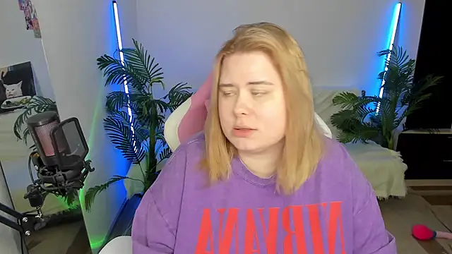 Snapshot of Akemi_BBW chatting on February 19, 2025, 9:36 pm Akemi BBW online show from February 19, 2025, 9:36 pm