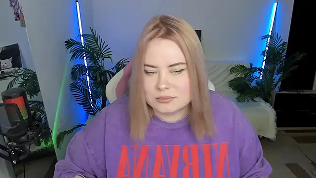 Snapshot of Akemi_BBW chatting on February 22, 2025, 6:19 pm Akemi BBW online show from February 22, 2025, 6:19 pm