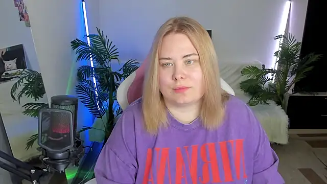 Snapshot of Akemi_BBW chatting on February 24, 2025, 6:47 pm Akemi BBW online show from February 24, 2025, 6:47 pm