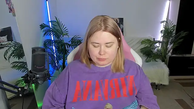 Snapshot of Akemi_BBW chatting on February 24, 2025, 9:52 pm Akemi BBW online show from February 24, 2025, 9:52 pm