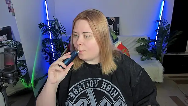 Snapshot of Akemi_BBW chatting on February 25, 2025, 6:20 pm Akemi BBW online show from February 25, 2025, 6:20 pm