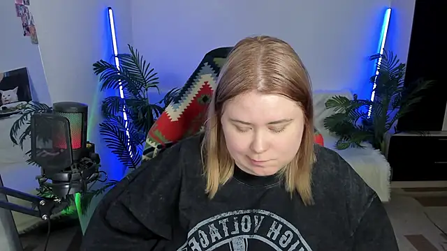 Snapshot of Akemi_BBW chatting on February 25, 2025, 9:24 pm Akemi BBW online show from February 25, 2025, 9:24 pm