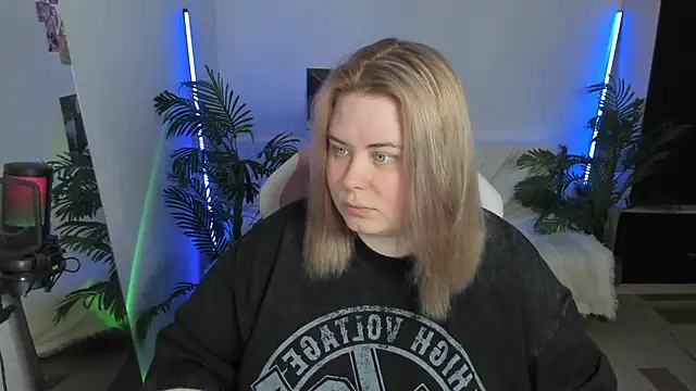 Snapshot of Akemi_BBW chatting on February 28, 2025, 7:35 pm Akemi BBW online show from February 28, 2025, 7:35 pm